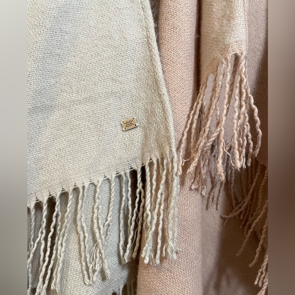 SOIA & KYO Woven Scarfigan With Fringe Neutral Beige/Cream OSFM Soft & Cozy! - Picture 3 of 4